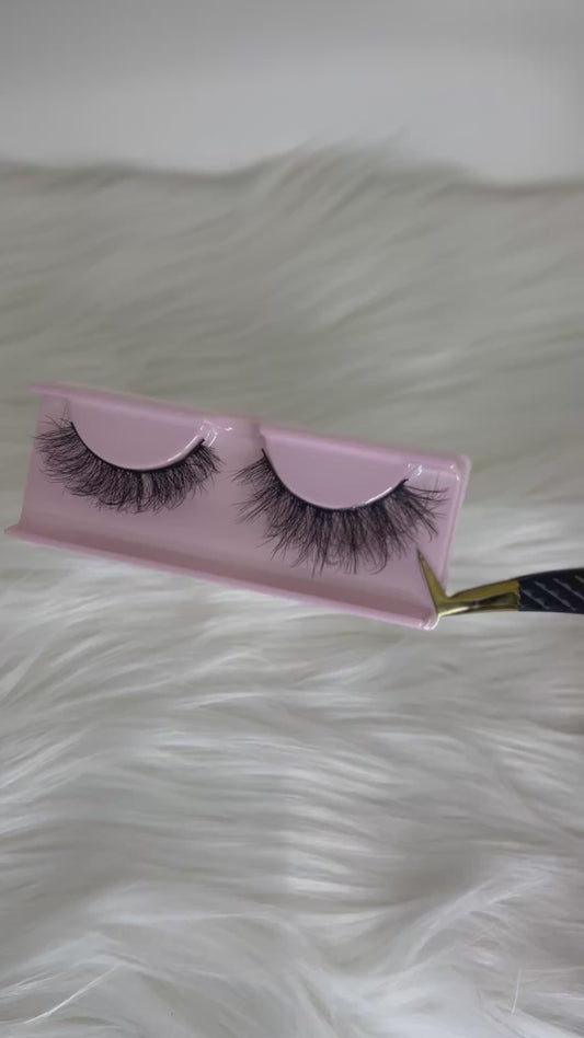 Feathered Glam Lash